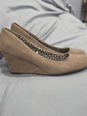 dexflex comfort Taupe Suede Wedge Heels